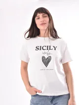 Remera rosa con estampado de labios rojos y texto con tipografía retro.