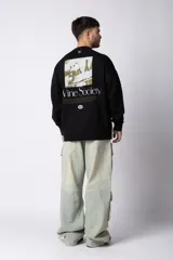 Buzo color beige de frisa con cuello redondo, mangas largas y logo bordado en el pecho.