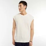 Musculosa blanca de algodón con textura de canalé y corte recto.