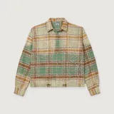 Camisa de manga larga con cuello y botones frontales, confeccionada en tejido de cuadros (tartan) en tonos verde, marrón y beige. La prenda está adornada con apliques de pedrería o strass transparentes distribuidos por toda la superficie.