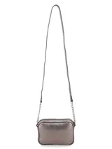 Bandolera rectangular color peltre, con textura granulada y logo metálico de la marca en el frente. Tiene correa larga de cuero sintético y cadena metálica.