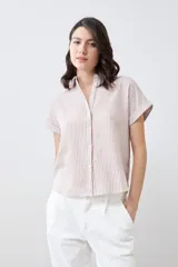 Camisa de manga corta con rayas verticales color beige y blanco.