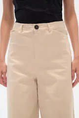 Pantalón de algodón y elastano color beige, de corte ancho y tiro alto.