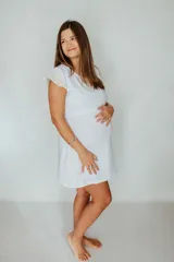 Camisón blanco de algodón con mangas cortas con puntilla y diseño cerrado en el pecho con apertura horizontal para lactancia.