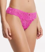 Bombacha bikini hilo color rosa con encaje floral y moña en la cintura.