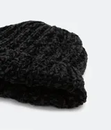Gorro de invierno negro, de punto grueso y textura arrugada, con borde doblado.