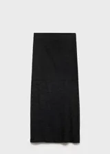Falda midi de punto color gris oscuro, de corte recto y tejido semitransparente.