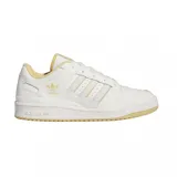 Championes Adidas Forum Low blancos con detalles en amarillo pastel en el cuello, las tres tiras laterales y la suela.
