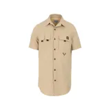 Camisa de manga corta color verde oliva con dos bolsillos de parche en el pecho con cierre de solapa y botón. Logo de Caterpillar bordado en la solapa del bolsillo izquierdo. Corte recto y cierre frontal con botones.