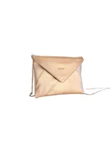 Cartera de fiesta tipo sobre color champagne rosado, confeccionada en cuero metalizado, con cierre de solapa imantada y asa de cadena metálica.