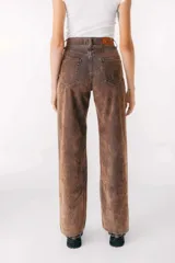 Pantalón de jean celeste de corte recto con aberturas en el ruedo.