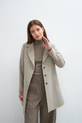 Tapado corto entallado color marrón claro con textura de espiga, cuello solapa y manga larga. Cierre frontal con botones.