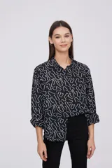 Camisa de manga larga negra con estampado de líneas blancas.