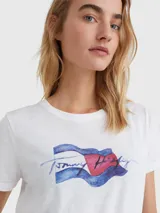Remera blanca de algodón orgánico con cuello redondo y logo ondulante de Tommy Hilfiger estampado en el frente.