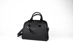 Cartera tipo tote de cuero color tostado, con doble asa corta y correa larga extraíble. Tiene cierre superior, bolsillo interno con cierre y herrajes metálicos plateados.