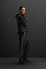 Pantalón relaxed fit confeccionado en tejido técnico ligero y elástico en todas direcciones. Cintura elástica ajustable con cordón interior, bolsillos delanteros y bajo acabado en elástico y ajustable con cremallera.