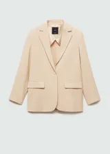 Blazer color beige con rayas verticales finas, cuello con solapa de muesca, corte recto, cierre frontal con botón, dos bolsillos con solapa y mangas largas con puños abotonados.
