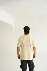 Remera blanca de algodón con estampado de un sol con gafas de sol y una tabla de surf.
