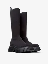 Bota de media caña color negro, confeccionada en tejido TENCEL Lyocell, con plantilla reciclada OrthoLite y suela XL EXTRALIGHT de EVA. Presenta un tacón de 6,6 cm y forro interior textil con mezcla de fibras sostenibles.