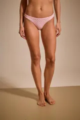 Bombacha de bikini tipo vedetina color marfil con textura de encaje.