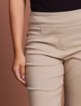Pantalón capri amarillo de gabardina elastizada marca Ruby Rd, con pretina ancha elastizada, bolsillos delanteros simulados y bolsillos traseros aplicados.