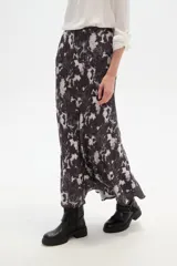 Falda larga de viscosa con estampado abstracto en blanco y negro.