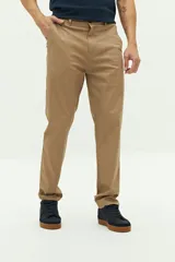 Pantalón chino clásico color beige, de corte recto, con bolsillos laterales y traseros.