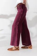 Pantalón marrón de lino con volados laterales y en la pretina, corte recto y detalles a contratono.