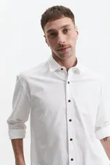 Camisa de algodón color azul oscuro, con cuello clásico y corte semi slim.