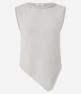 Blusa de punto color beige, sin mangas, con escote redondo y bajo asimétrico.