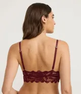 Soutien de encaje floral color crema, modelo top, con breteles finos ajustables y relleno triangular.