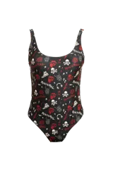 Traje de baño entero negro con estampado de calaveras, labios, auriculares y la frase "Rock'n'Roll" en blanco y rojo.