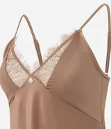 Conjunto de pijama color marrón, compuesto por un top de breteles finos con detalle de encaje en el escote y un short con cintura elástica.