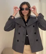 Tapado gris de paño de lana, con doble botonadura, cuello solapa y corte entallado.
