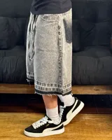 Bermuda de jean gris con efecto lavado, corte amplio, cordón ajustable en la cintura y terminación desflecada.