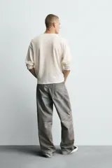 Pantalón de jean gris con corte holgado y efecto lavado en toda la prenda.