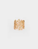 Anillo dorado con diseño floral calado y textura labrada.