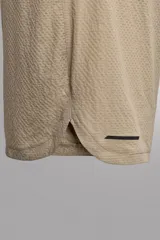 Shorts deportivos negros de tejido técnico elástico con estructura perforada. Cintura elástica ajustable con cordón interior, tres compartimentos de fácil acceso y bolsillo trasero de seguridad con cierre de cremallera. Bajo con aberturas laterales. Zara Athleticz.