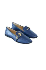 Mocasines azul marino de cuero con punta almendrada, aplique de tira de cuero con hebilla metálica dorada y plantilla acolchada con tecnología Antistress.