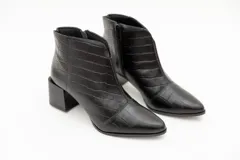 Botín de cuero color crema con textura croco, punta fina y taco cuadrado.