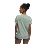 Remera deportiva Under Armour Tech™ SSV Twist color verde con logo blanco en el pecho, corte suelto y cuello en V.