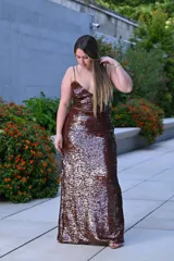 Conjunto de top y falda marrón con lentejuelas y tirantes finos.