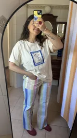 Pantalón de gabardina elastizada a rayas verticales de colores pastel.