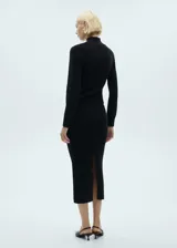 Falda midi de punto color negro, corte lápiz y cintura elástica.