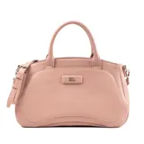 Cartera color rosa de símil cuero con asa rígida y correa desmontable. Tiene acceso con cierre, bolsillo exterior con broche imantado, y dos bolsillos interiores (uno con cierre y otro sin cierre).