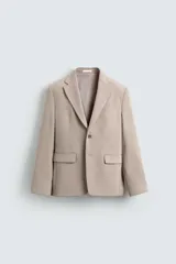 Blazer slim fit color beige confeccionada en tejido con viscosa. Cuello con solapas de muesca, manga larga acabada en puño con detalle de botones, bolsillo de vivo en pecho y de solapa en cadera, detalle bolsillo interior, bajo con aberturas en espalda y cierre frontal con botones.