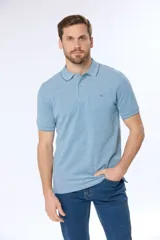 Remera polo lisa en oxford piqué color crema, con cuello en rib y botones personalizados.
