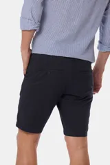 Bermuda clásica azul marino, confeccionada en algodón y spandex, cómoda y flexible.
