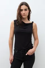 Top sin mangas color bordó con escote drapeado tipo cascada, ajustado al cuerpo.