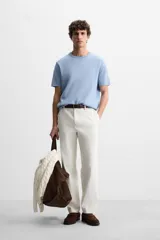 Camiseta celeste de punto con hilatura de mezcla de algodón, corte relaxed fit, cuello redondo, manga corta y acabados en rib.